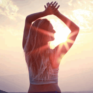 Mujer recibiendo sueroterapia intravenosa en un entorno clínico relajante, con luz suave y expresión de bienestar.