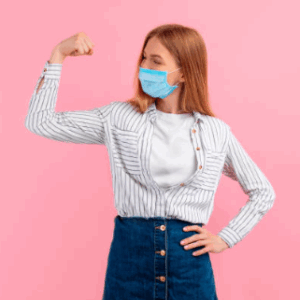 Persona recibiendo sueroterapia intravenosa en un entorno clínico estético, con una bolsa de suero transparente conectada por vía endovenosa, transmitiendo bienestar y cuidado de la salud.